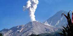 rauchender Vulkan