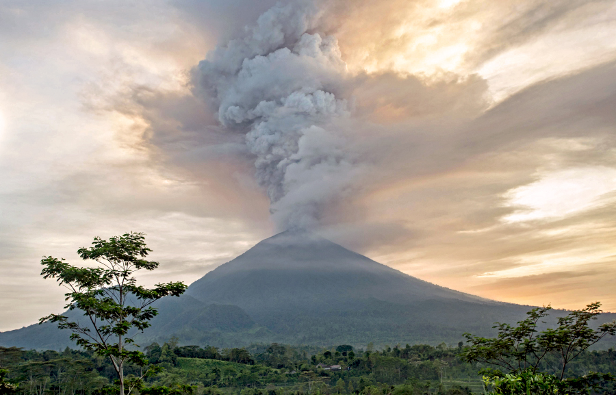 Vulkanausbruch auf Bali - Ascheregen und Lahare am Agung ...