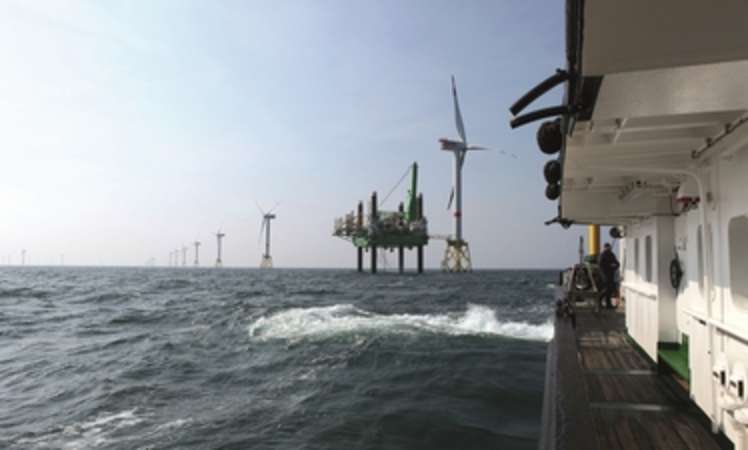 Offshore-Windkraftanlagen verwirbeln Wasser und Luft