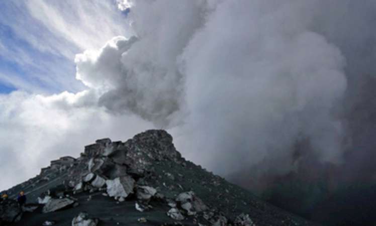 Dangerous water vapour: phreatic eruptions